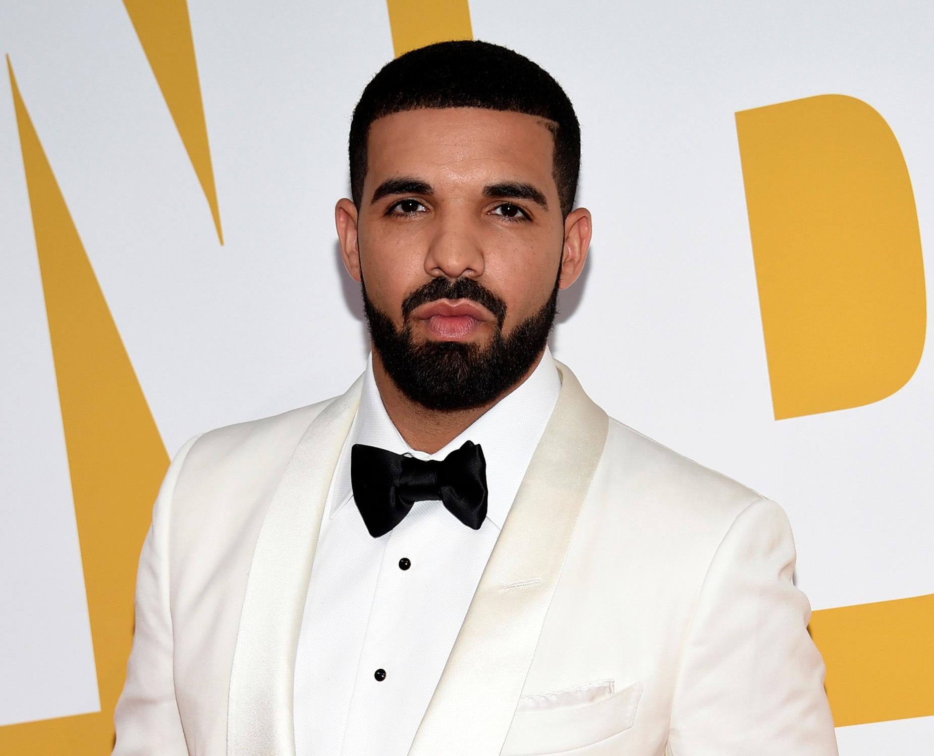 Kanadensiske Drake poserar på en bild tillsammans med Kanye West, som numera kallar sig Ye. Arkivbild.