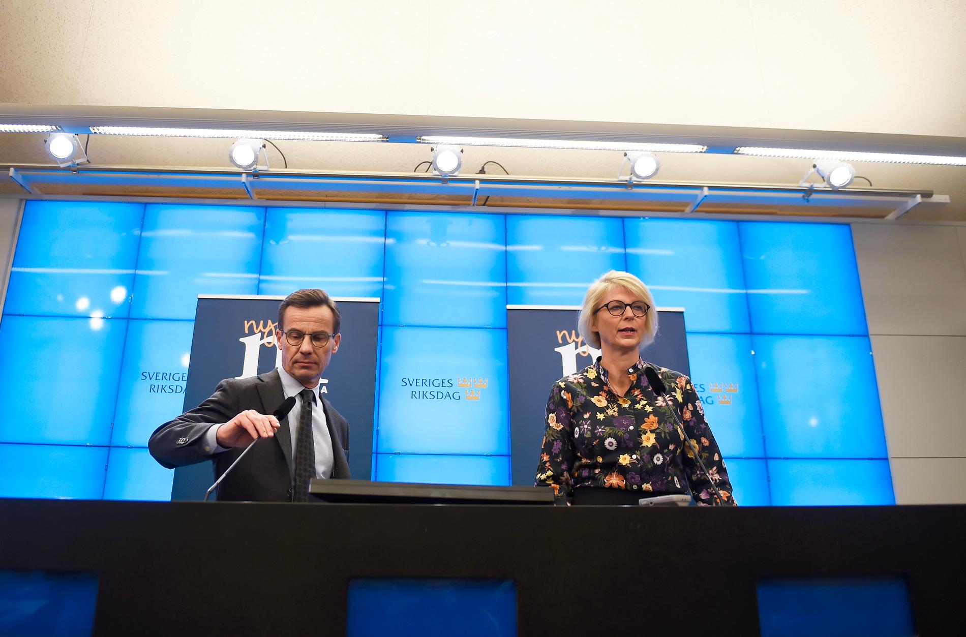 Moderaternas partiledare Ulf Kristersson och ekonomisk-politiska talesperson Elisabeth Svantesson presenterar partiets budgetmotion.