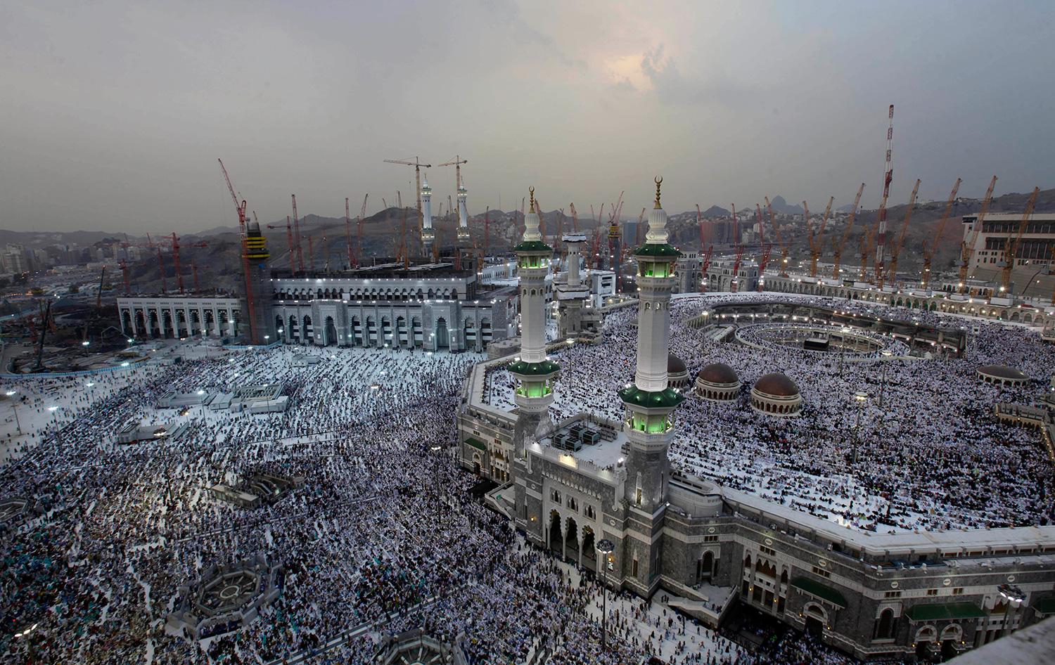 Mecka, framför allt Kaaba och Stora moskén, är islams heligaste plats, följd av Medina, där Profetens grav ligger, och al-Aqsa-moskén i Jerusalem.