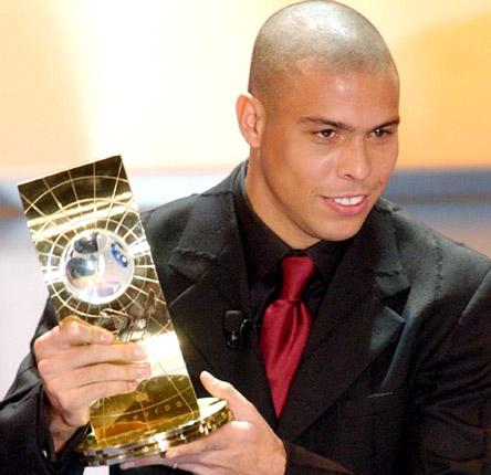 VM-kungen Ronaldo belönades också med pris som världens bästa fotbollsspelare år 2002.
