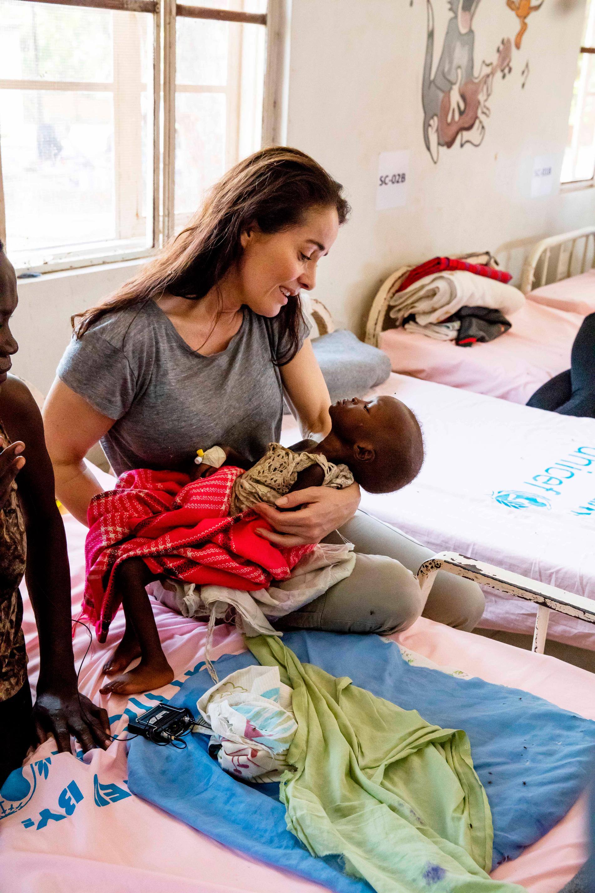 Agneta Sjödin med lilla Mary Sitima, 2, på ett barnsjukhus i Sydsudan.