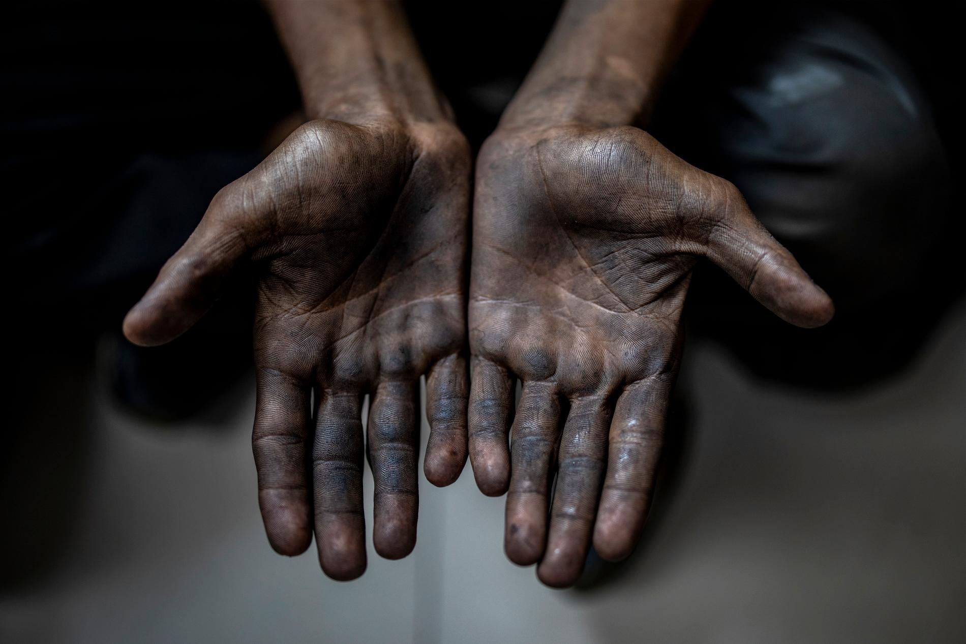 Ett barn visar upp sina händer efter att ha räddats från tvångsarbete i Indien 2021. Nya EU-regler ska nu ställa hårdare krav på företagen.