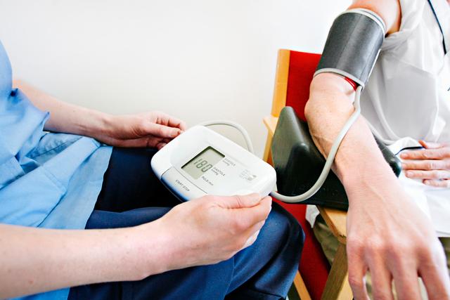En tredjedel – så många av Sveriges vuxna befolkning lider av högt blodtryck, hypertoni.