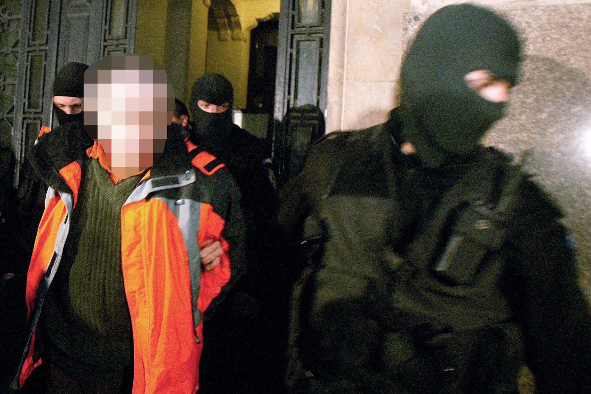 Mannen greps av fransk polis tillsammans med 40 andra sektmedlemmar under tisdagen. 
