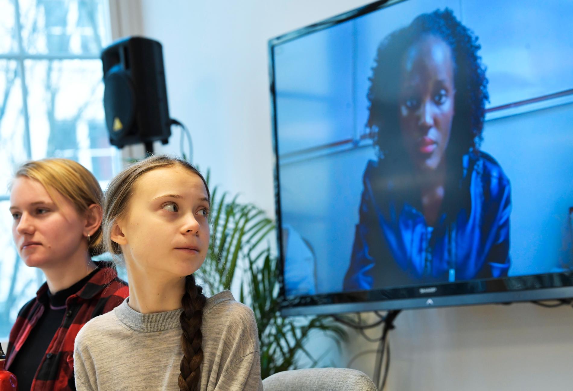 Klimataktivisterna Ell Ottosson Jarl och Greta Thunberg i Greenpeaces lokaler i under fredagens presskonferens. Vanessa Nakate från Uganda var en av flera afrikanska klimataktivister som deltog via videolänk.
