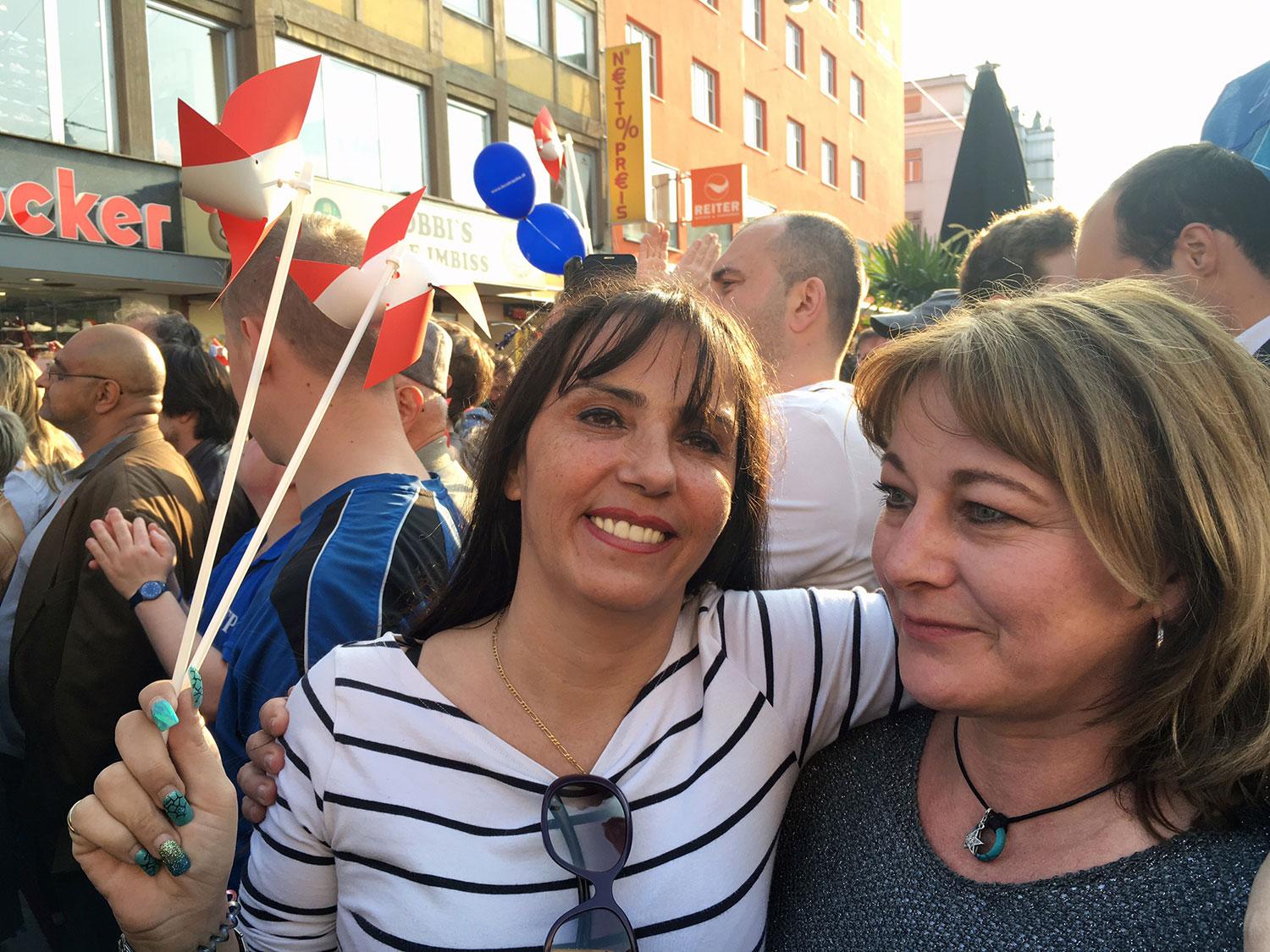 FPÖ-supportrar Manuela och Silvi tycker båda att Hofer är super.