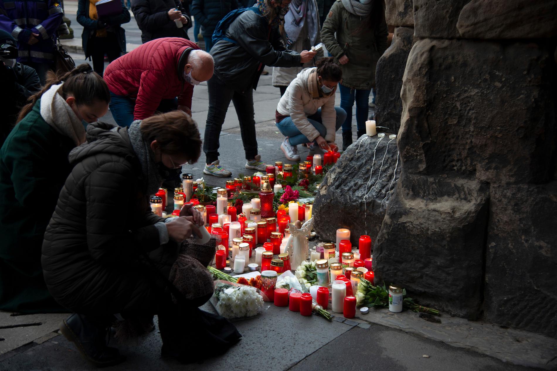 Invånare i Trier tände ljus på gågatan där vansinnesfärden ägde rum. Bilden är från den 3 december 2020.
