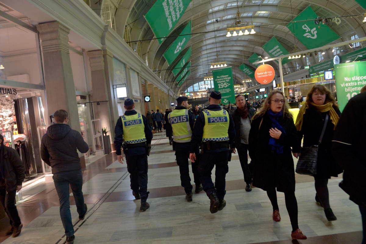 Poliser på centralstationen i Stockholm.