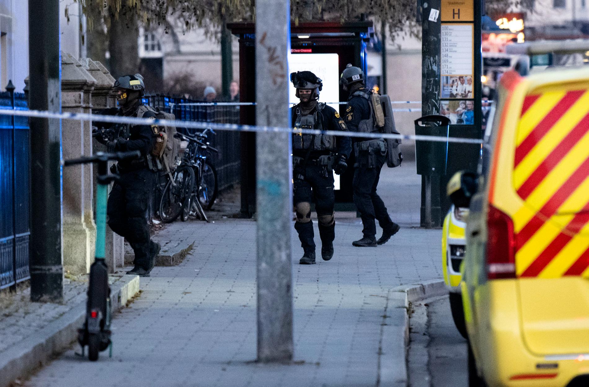 Enligt uppgifter till Aftonbladet attackerade den misstänkte med kniv, hammare och yxa.