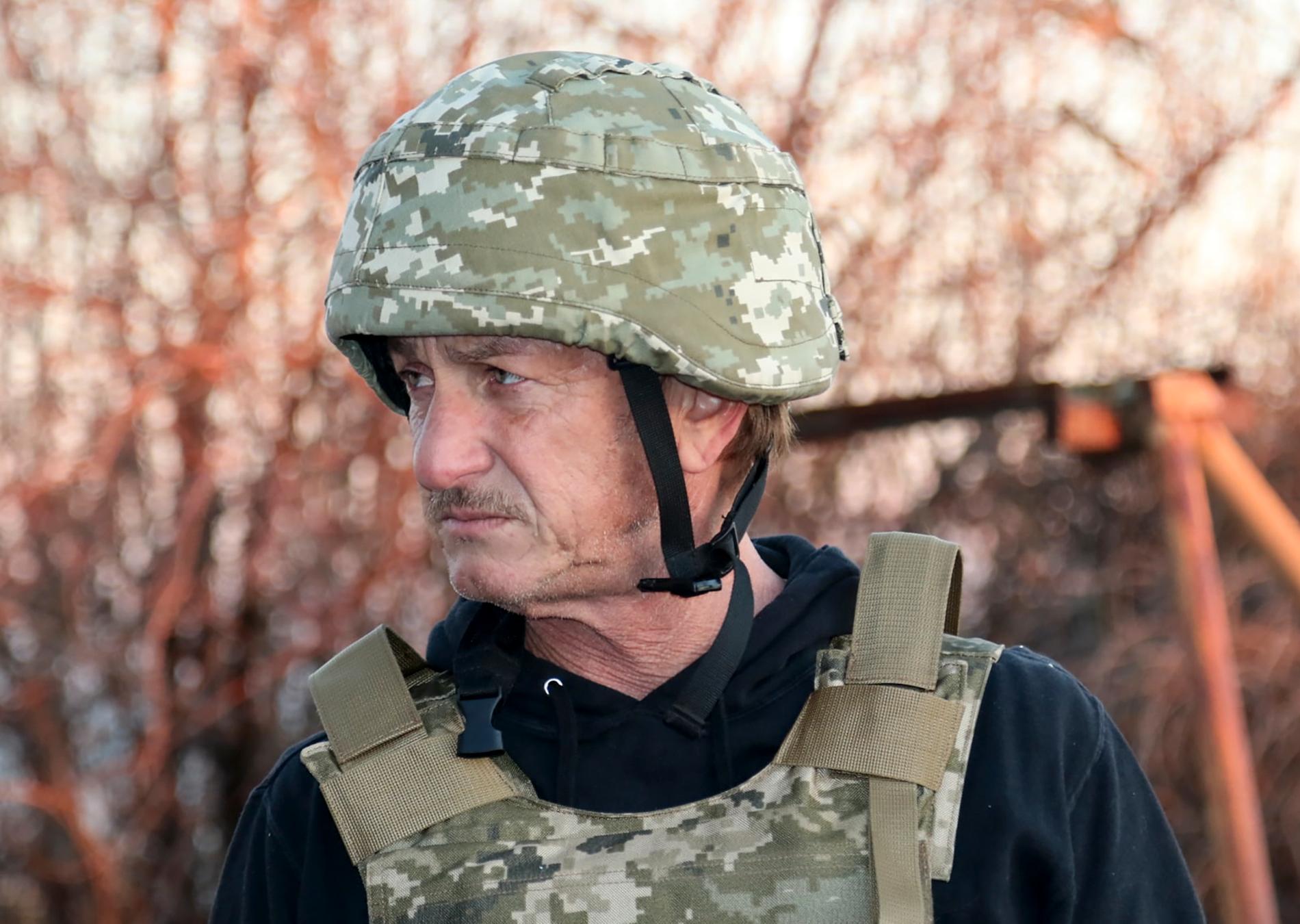 Sean Penn besöker ukrainska soldater i Donetsk i november förra året. Arkivbild.