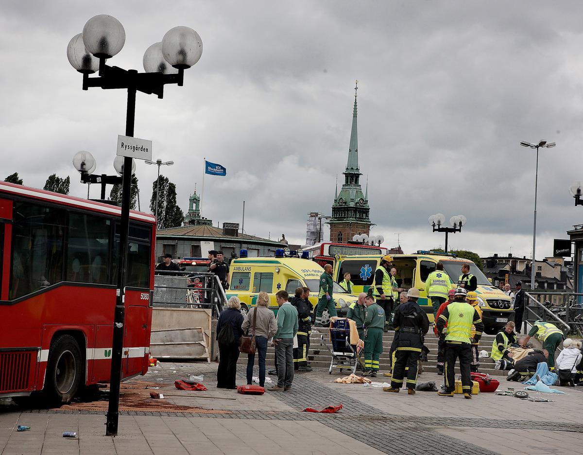 SKRÄCKSCENARIO  Den kvinnliga busschauffören är mycket tagen av olyckan som inträffade vid Slussen i Stockholm i lördags. ”Jag ser bara hur jag mejar ner människor framför mig. Jag tror att de ligger döda”, säger chauffören genom sin dotter.