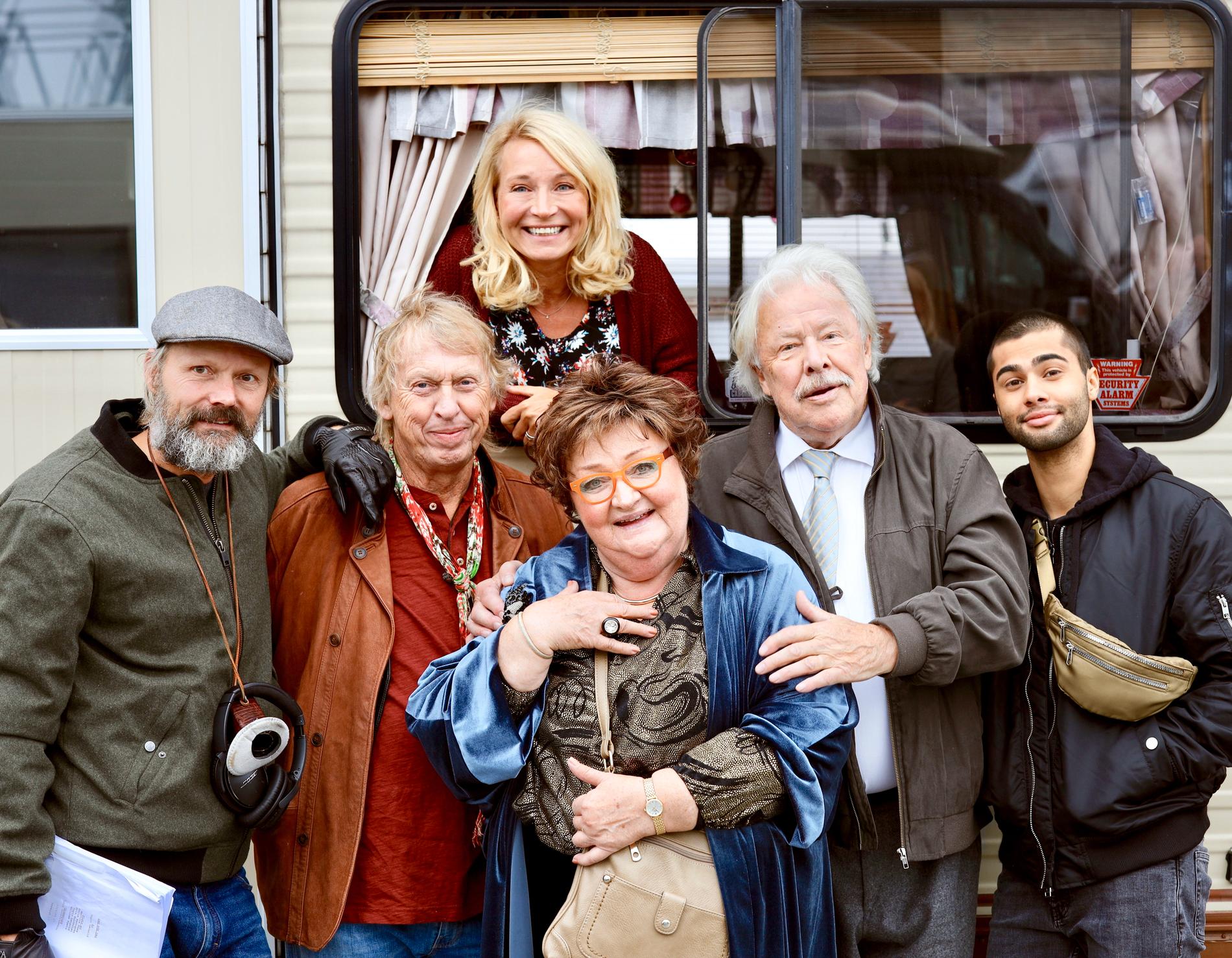 Regissören Felix Herngren tillsammans med Tomas von Brömssen, Martina Haag, Marianne Mörck, Sven Wollter och William Spetz, som utgör ensemblen i kommande "Dag för dag". Pressbild.