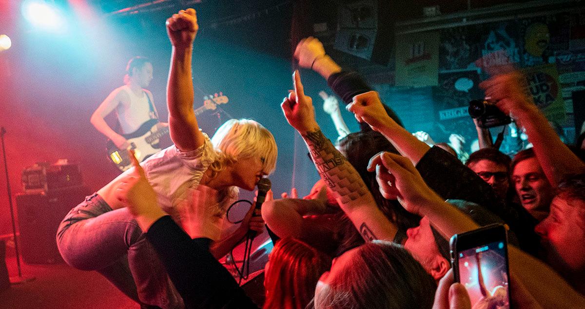 Amyl and the sniffers under en konsert på Debaser i Stockholm 2019. 