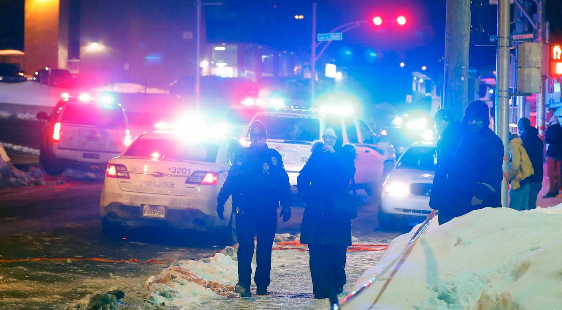 Minst sex personer sköts ihjäl under kvällsbönen i moskén i Quebec.