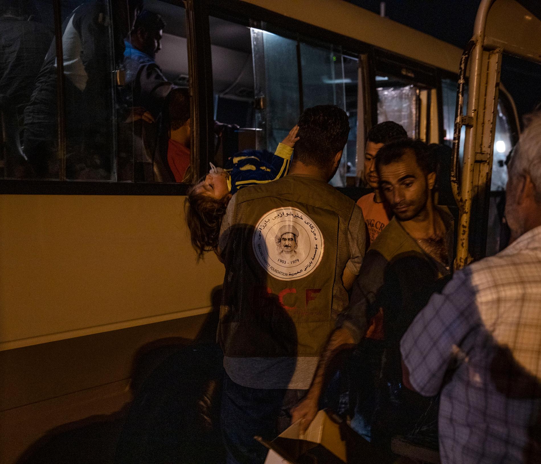 Bussen ska föra människor till ett flyktingläger. 