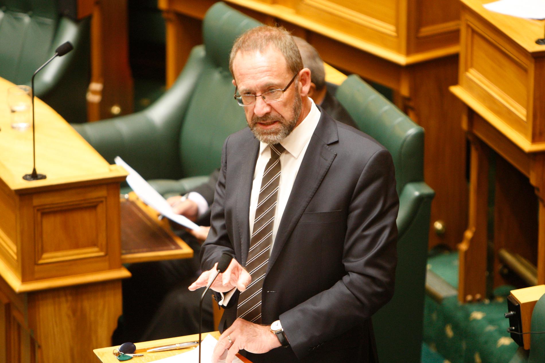 Nya Zeelands justitieminister Andrew Little har fått igenom en lag som formellt legaliserar abort.