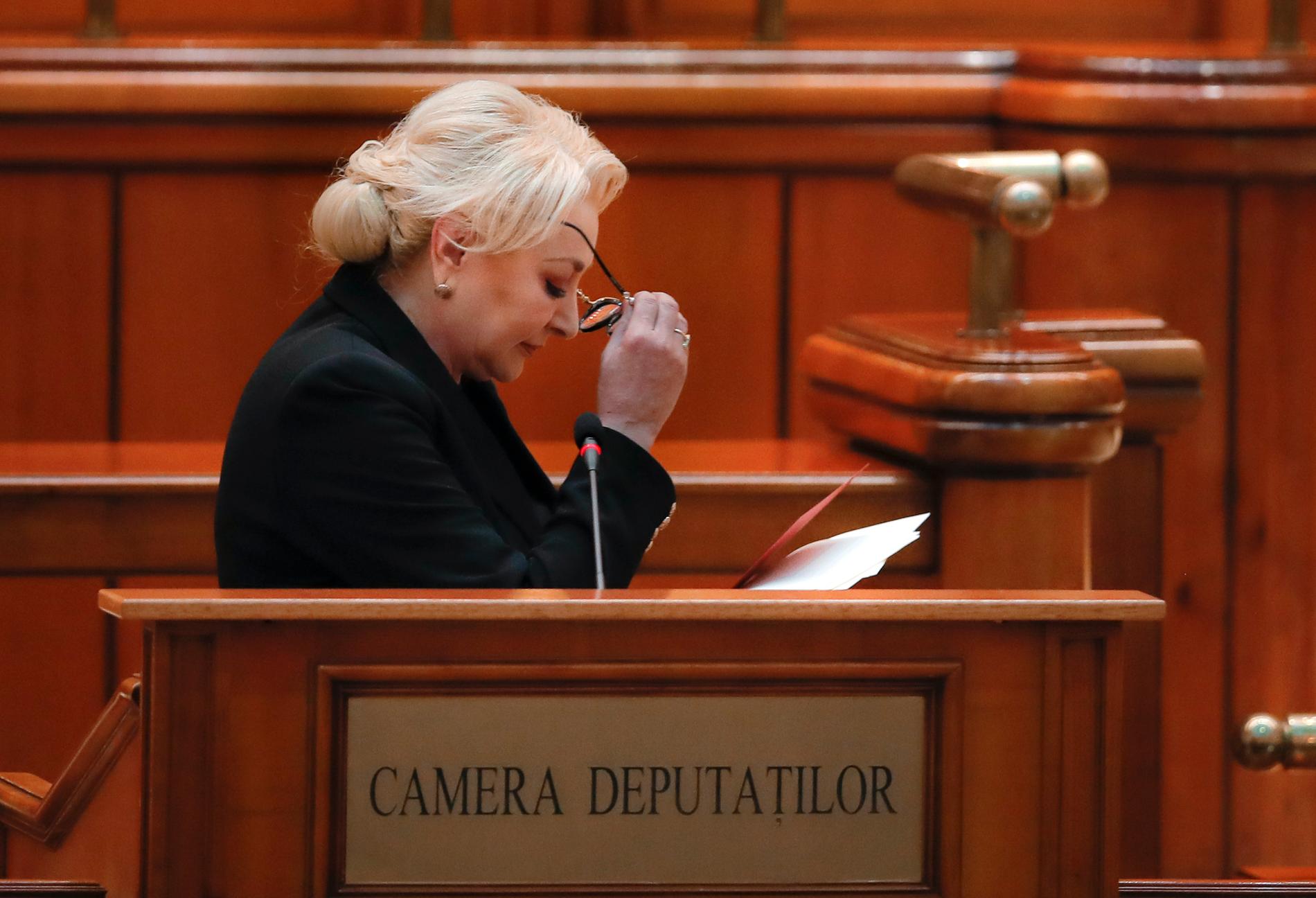 Premiärminister Viorica Dancila höll ett tal före förtroendeomröstningen i parlamentet på torsdagem, men förlorade.