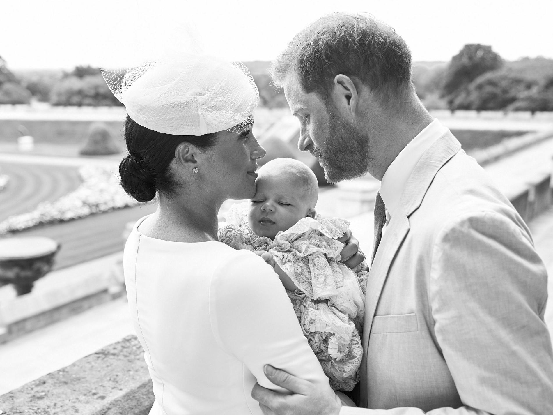 Prins Harry och Meghan med sin nydöpte son Archie Harrison Mountbatten-Windsor.
