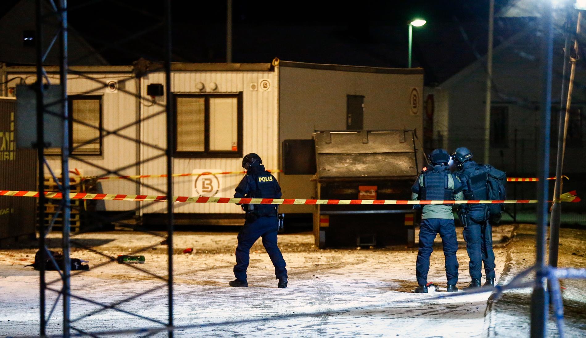 Polsens bombtekniker undersöker platsen för explosionen. En person har skadats allvarligt i samband med en explosion i Västra Frölunda i Göteborg.