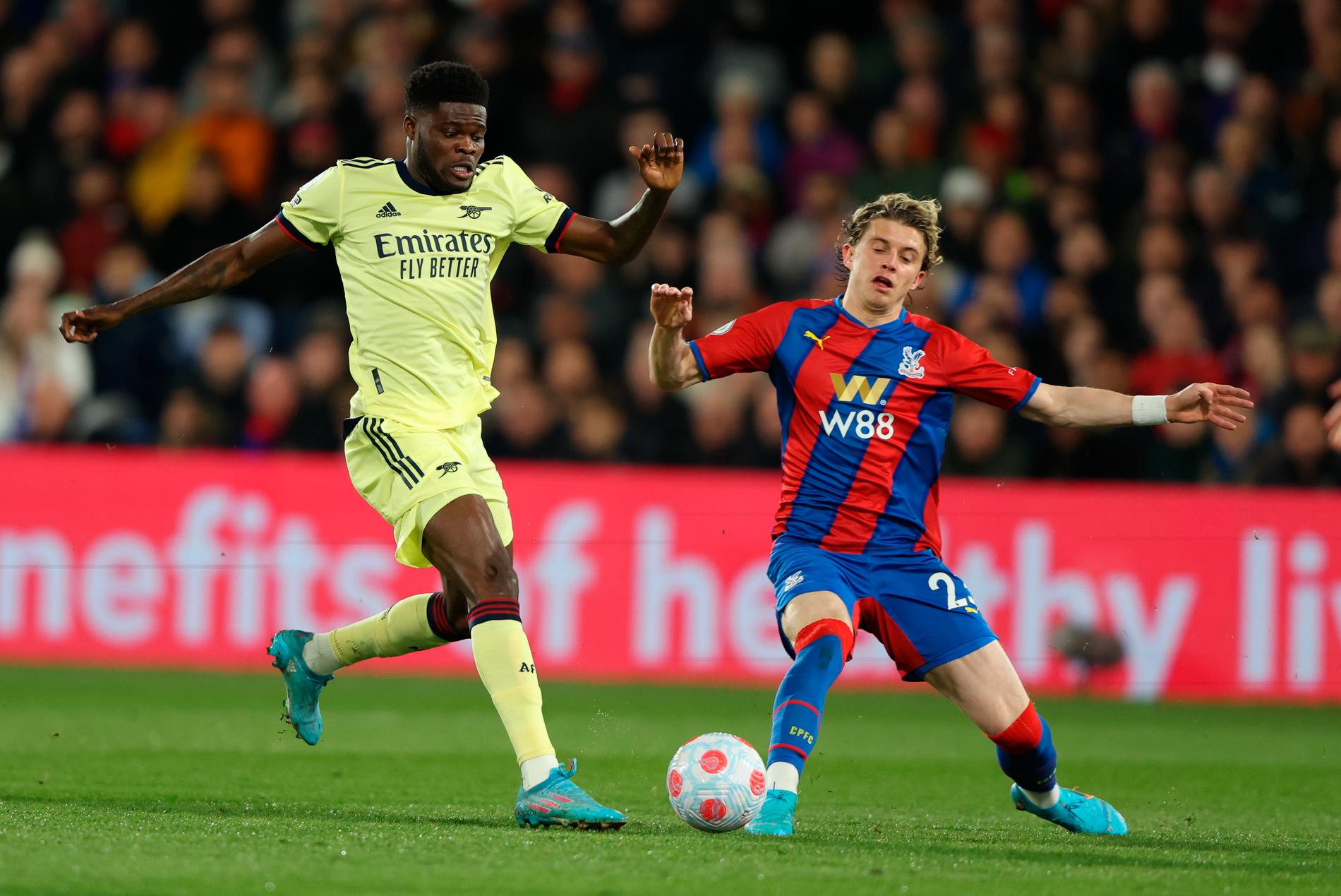 Thomas Partey i duell med Conor Gallagher.