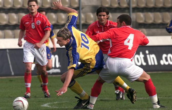 Zlatan leker med schweizarna i sin landslagsdebut 25 april 2001. Sverige vann med 2-0 efter två mål av Anders Svensson. Zlatan spelade första halvlek för att sedan bli utbytt mot Marcus Allbäck.