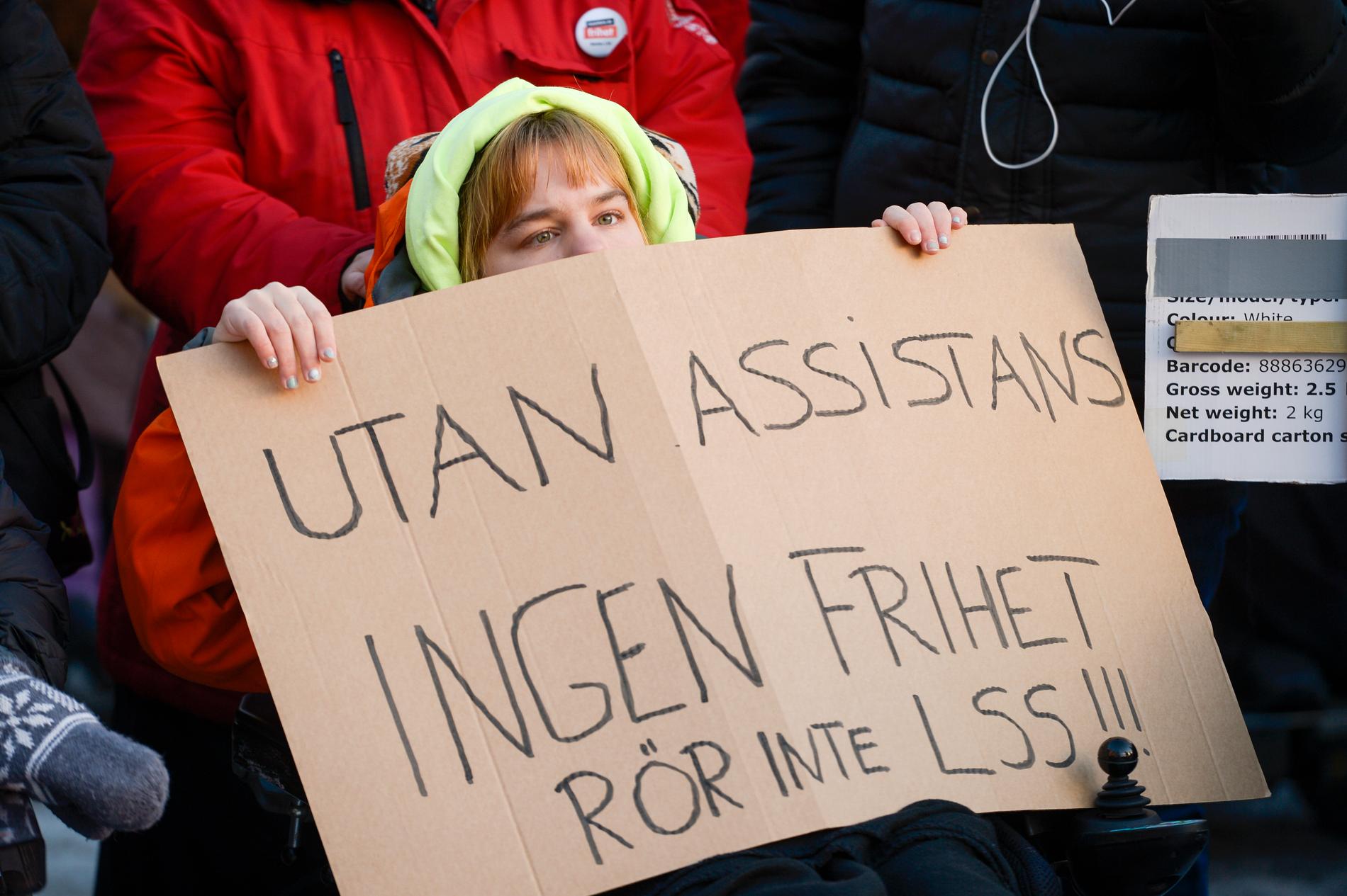 Debatten har varit intensiv om villkoren för och skärpningar av reglerna för personlig assistans för funktionshindrade under senare år, här vid en demonstration i Stockholm i december 2016. Arkivbild.