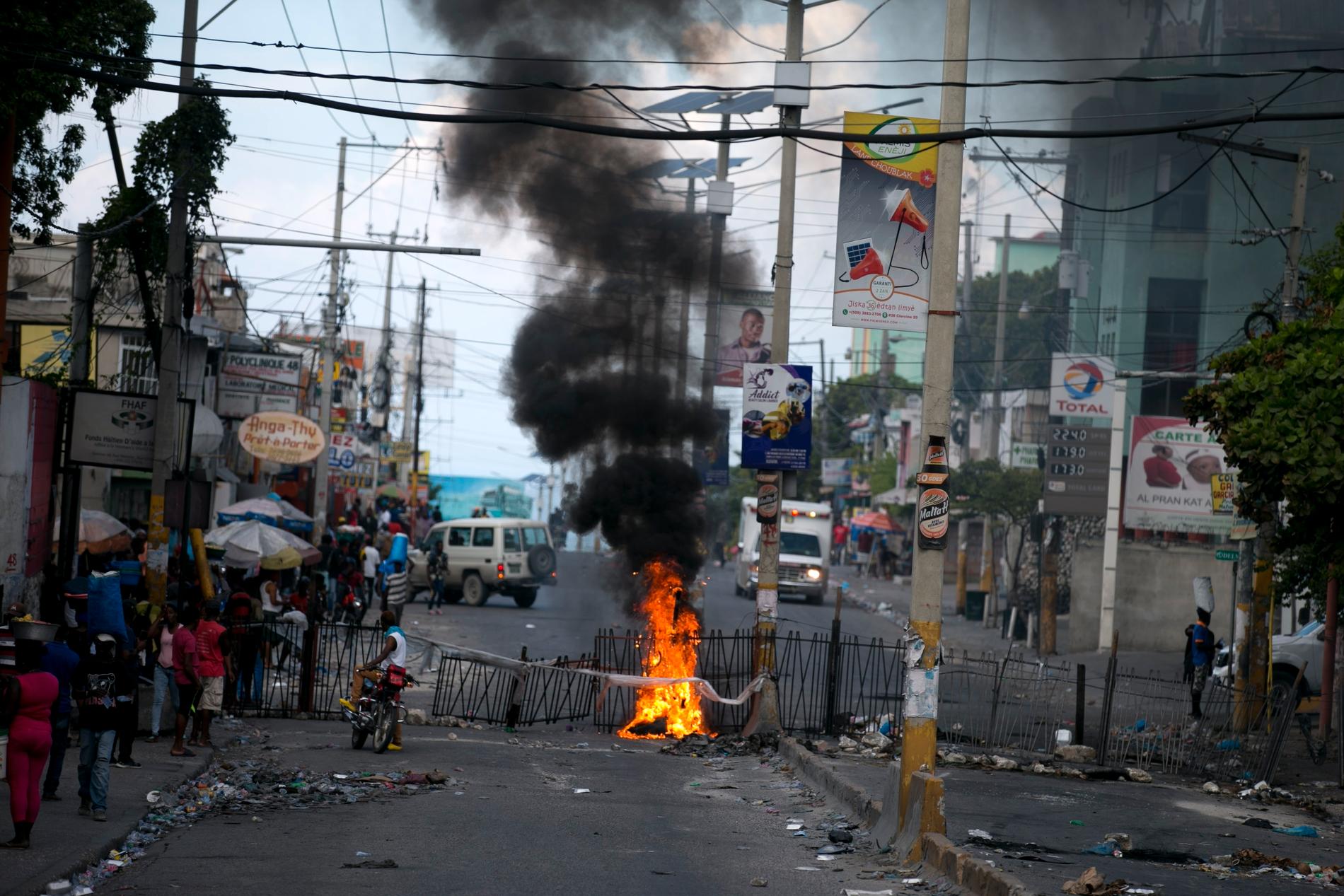 Demonstranter har stuckit en barrikad i brand på en gata i Delmas utanför den haitiska huvudstaden Port-au-Prince. Bilden är tagen den 29 oktober.