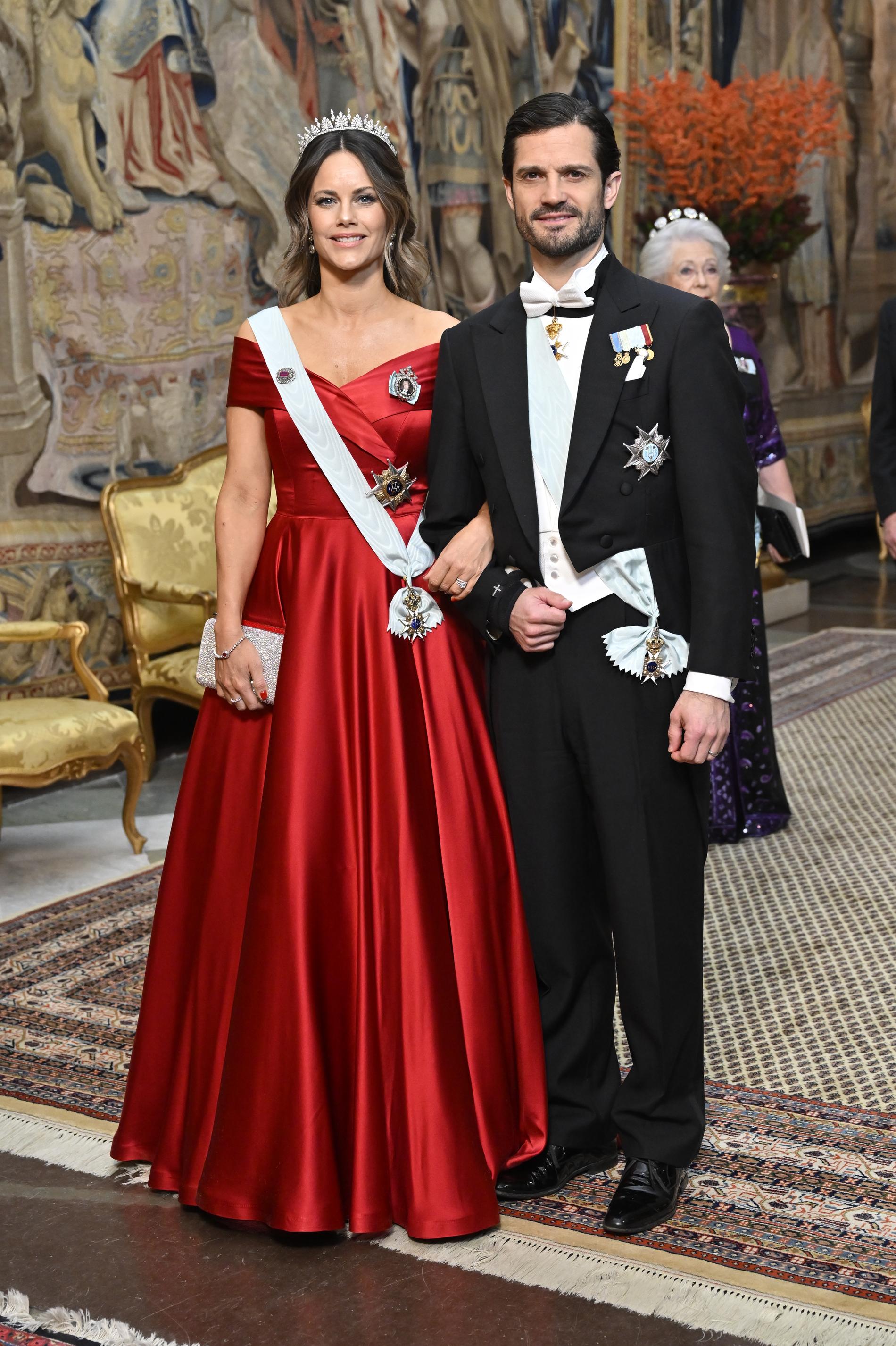 Prinsessan Sofia bar en röd klänning i sidensatin designad av Ida Lanto. Den är en remake, den första versionen var axelbandslös och den bar Sofia på en galamiddag 2017. Nu har den ett elegant band vid axlarna. 