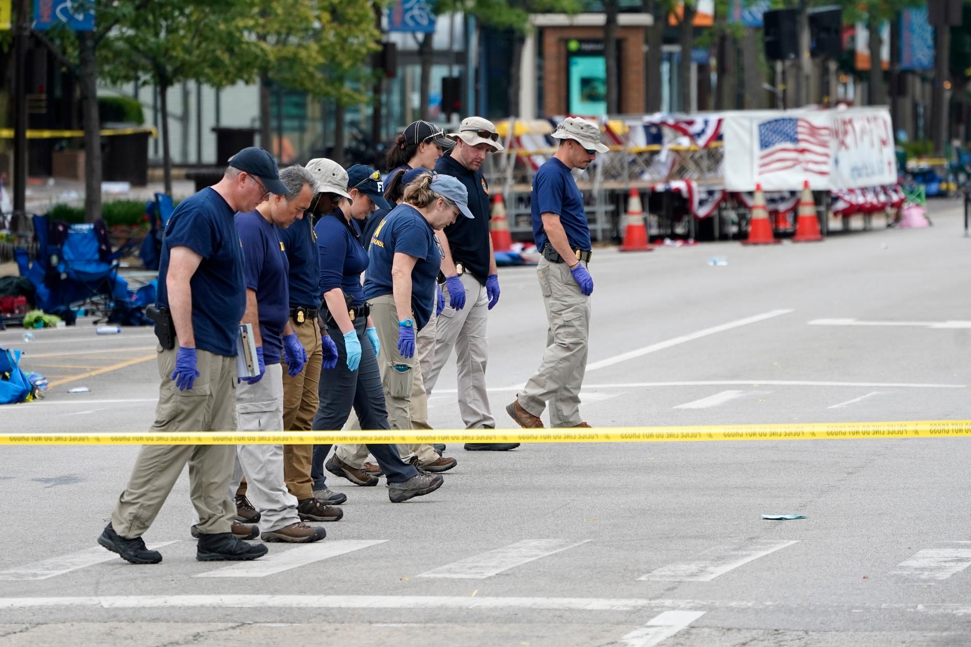 FBI undersöker brottsplatsen där minst sex människor dödades under måndagens nationaldagsfirande i USA.