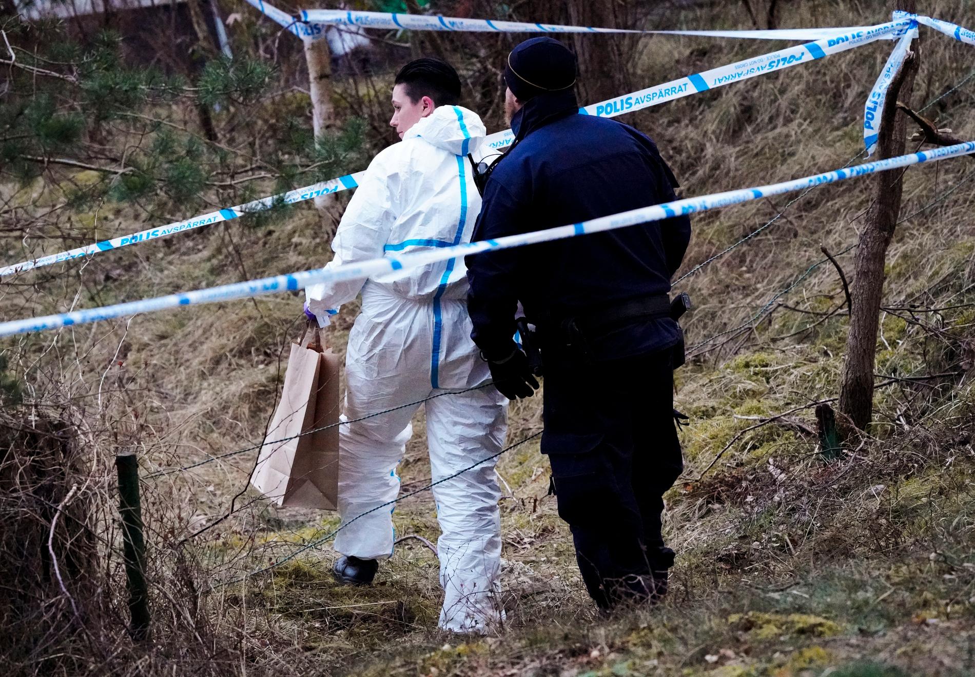 Polis och kriminaltekniker i arbete dagen efter att en kvinna mördats i Åhus i Skåne. Arkivbild.