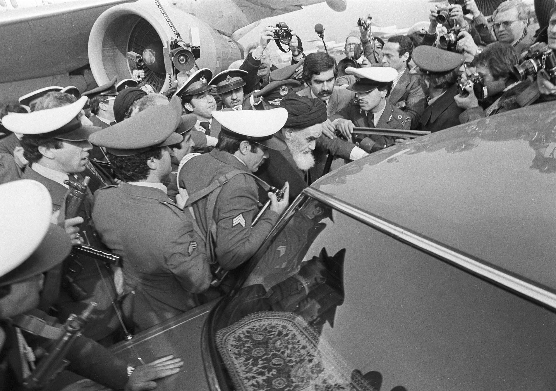 Klockan 9.33 den 1 februari 1979 landade ayatolla Khomeini på Teherans flygplats och mottogs som en hjälte. Arkivbild.