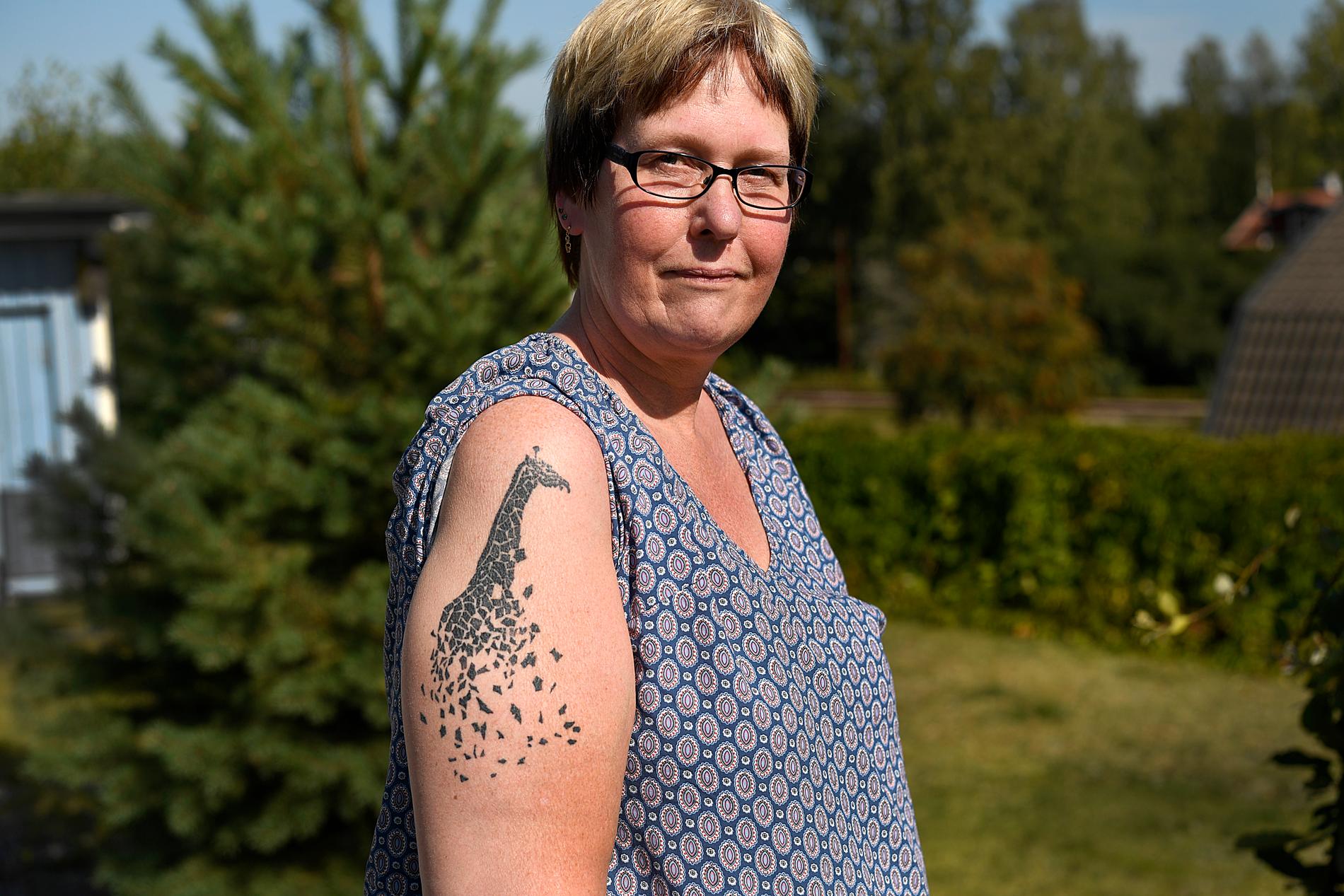 Sandras mamma Nina Gustafsson visar upp en av sina tatueringar som hon gjorde 2018 för att påminna sig om att allting kommer att lösa sig en dag.