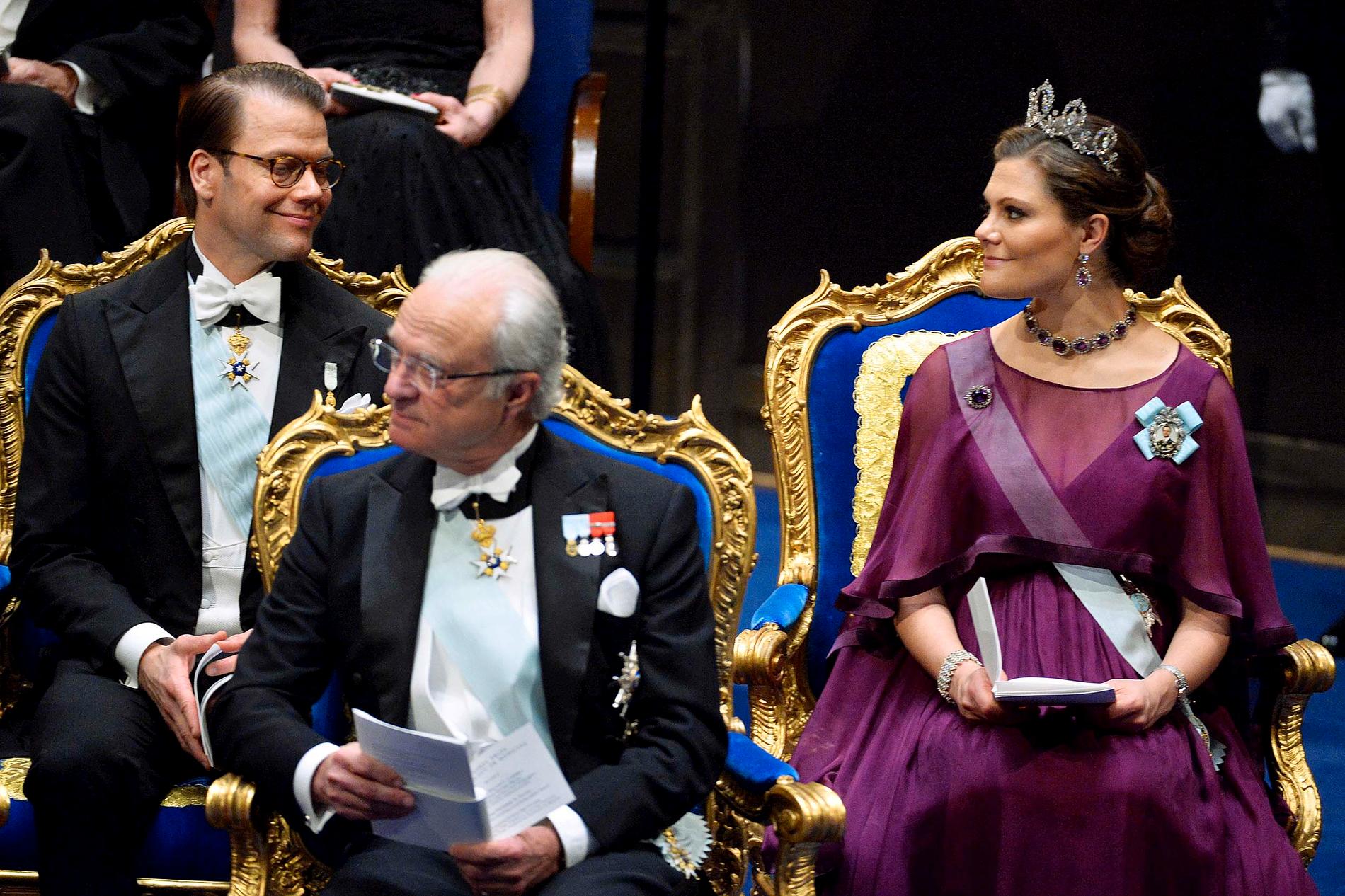 Prins Daniel, kung Carl Gustaf och kronprinsessan Victoria  vid nobelprisutdelningen i Konserthuset i Stockholm på torsdagen.