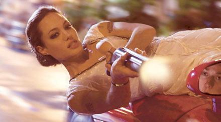 Mycket kindbensflexande och munputande blir det. Angelina Jolie spelar som förväntat i ”Wanted”.