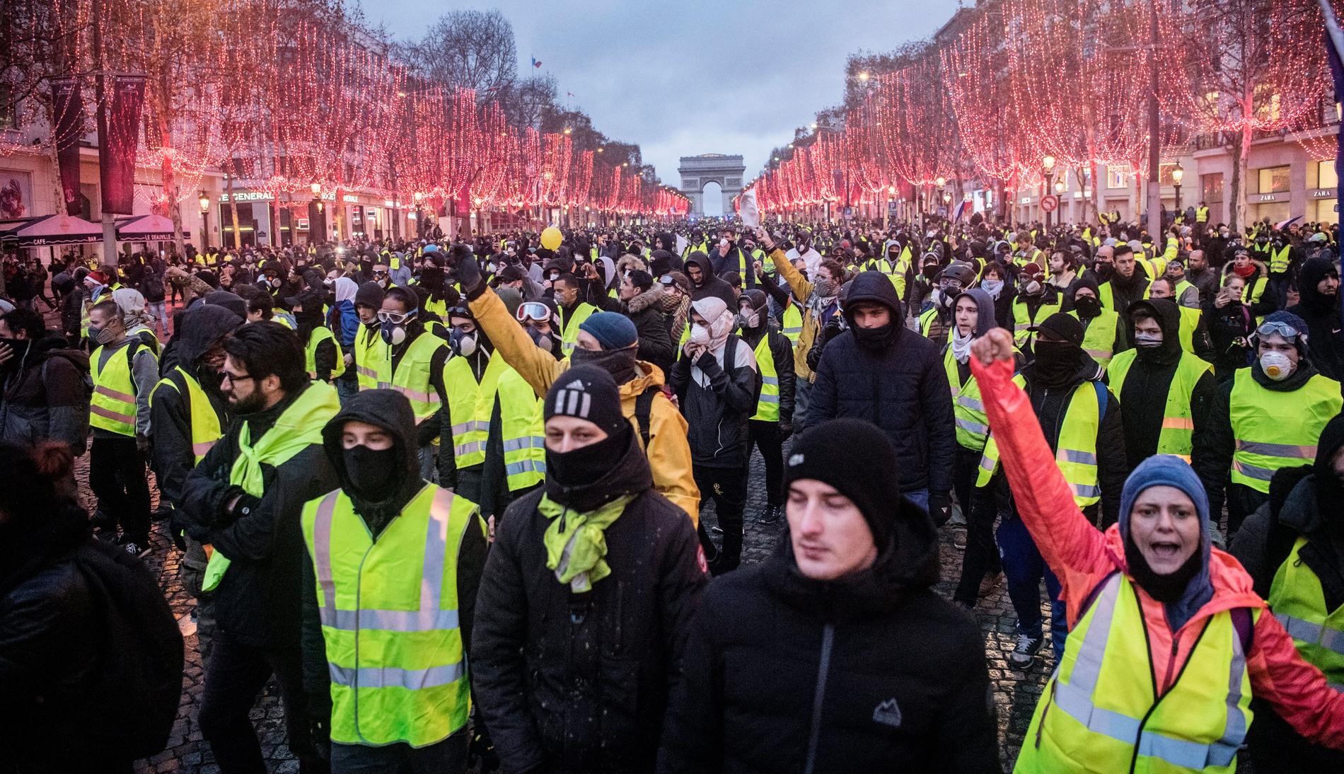Gula västarna protesterar i Paris. 
