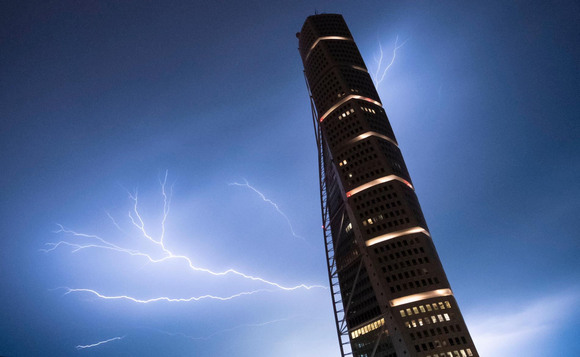 Malmös högsta byggnad Turning Torso blir lite mörkare till följd av energikrisen. Arkivbild.