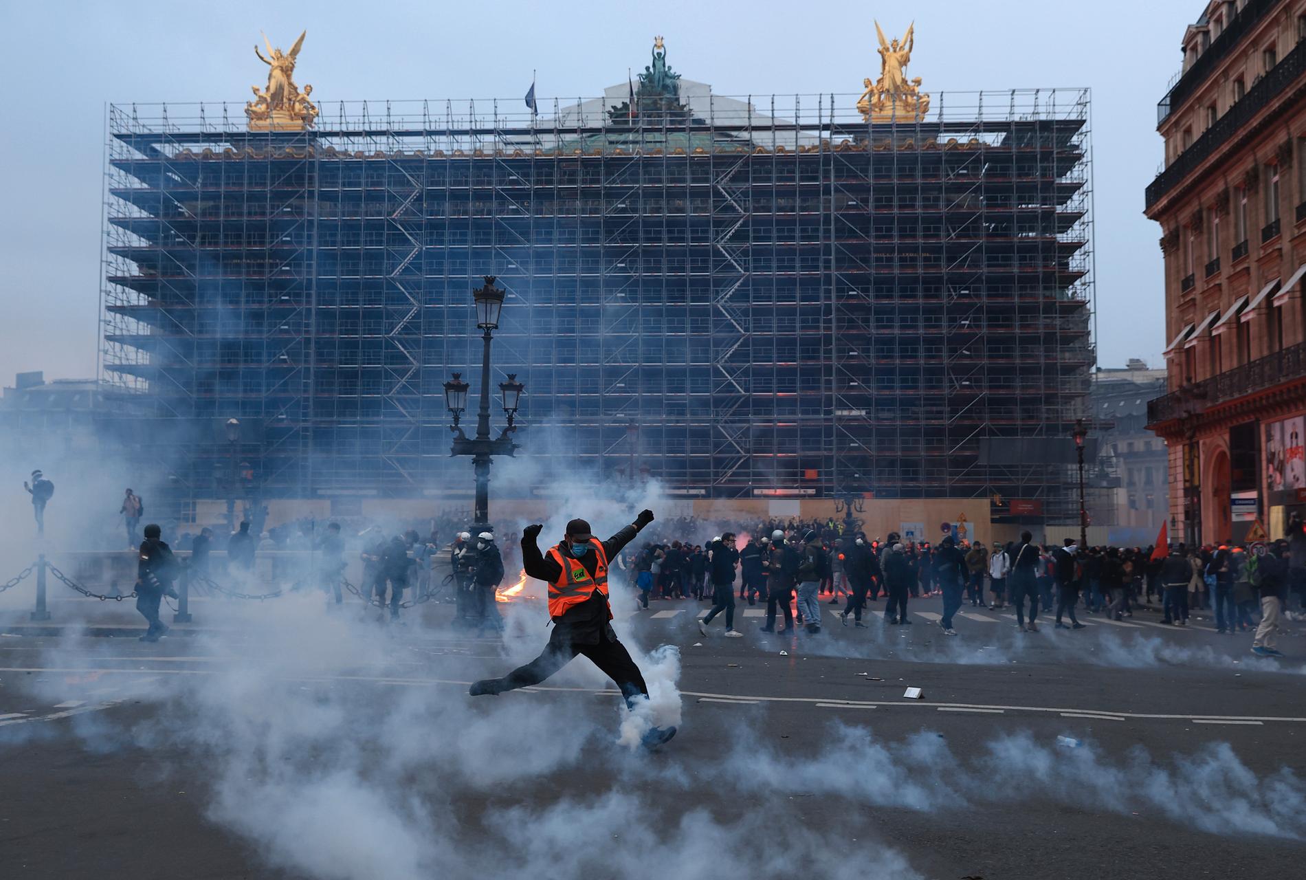 Tårgas framför operan i Paris i samband med torsdagens protester.