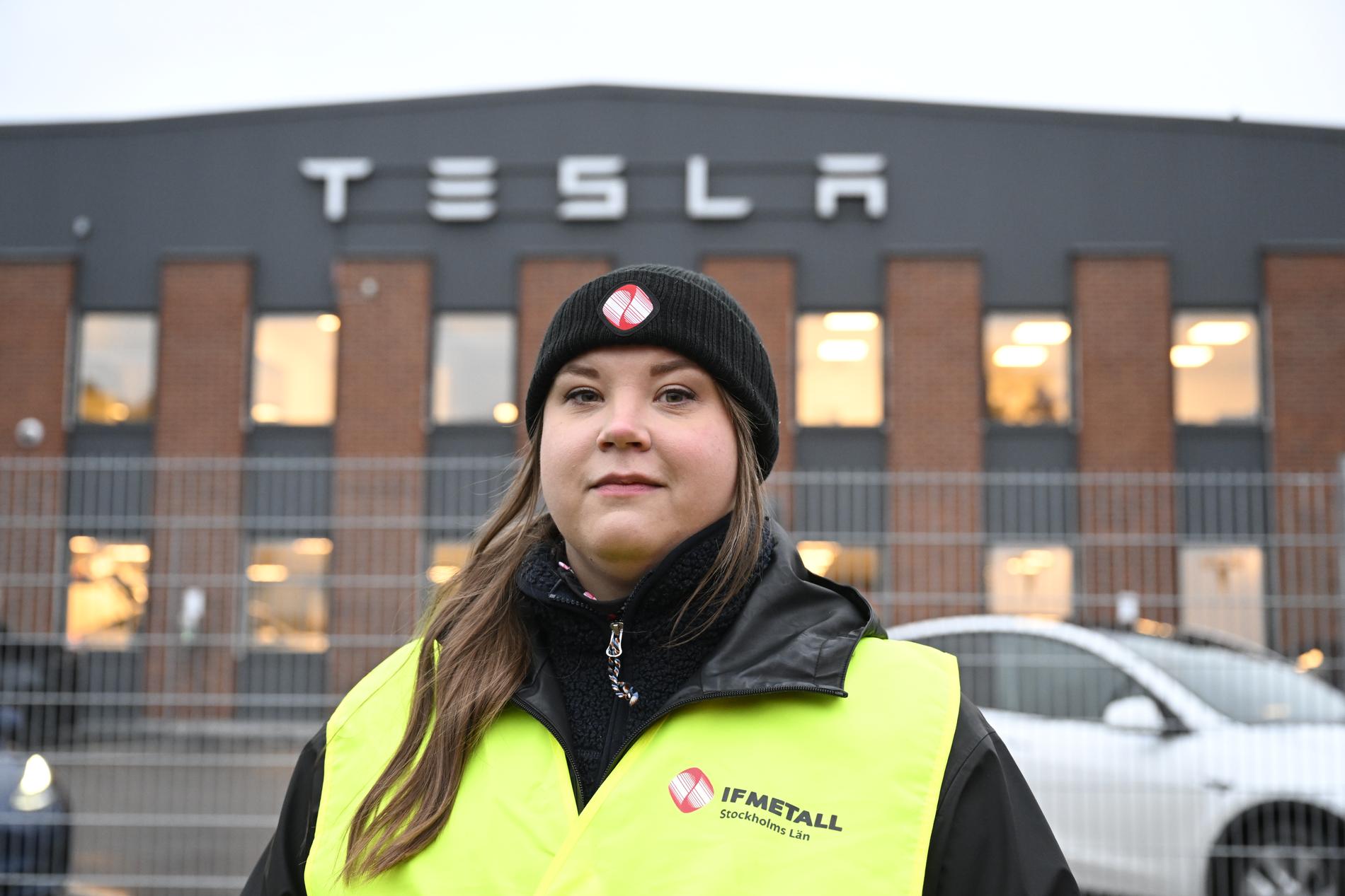 Emma Hansson ordförande i IF Metall Stockholms län är strejkvakt utanför Teslas Servicecenter i Segeltorp. Elon Musk, världens rikaste man, vägrar teckna svenskt kollektivavtal i Sverige