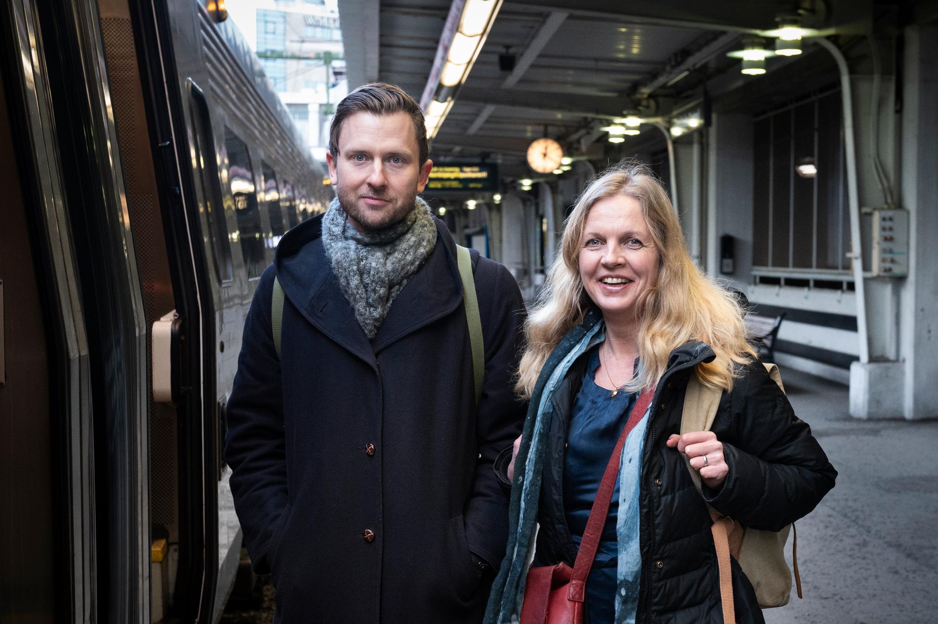 Andreas Sidkvist och Susanna Elfors vill få människor att välja tåget. 