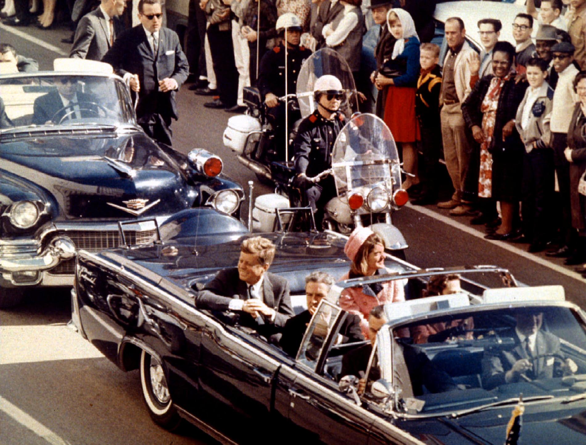 John F. Kennedy, Jaqueline Kennedy och Texas guvernör John Connally några ögonblick innan skotten.
