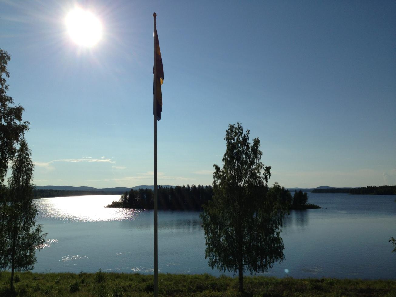 Sommar i härliga Niemisel utanför Råneå i Norrland. Nyplockade hjortron och fin utsikt mot Råneälven.
