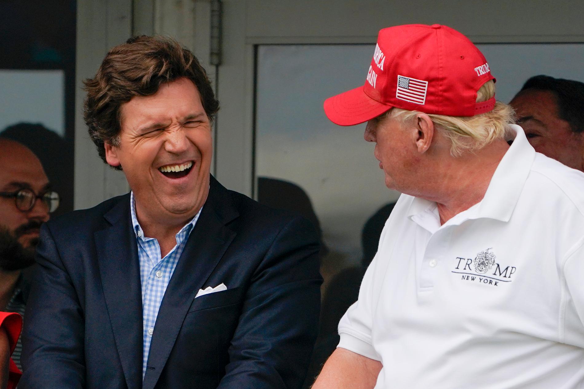 Tucker Carlson besökte en golfturnering med USA:s ex-president Donald Trump.