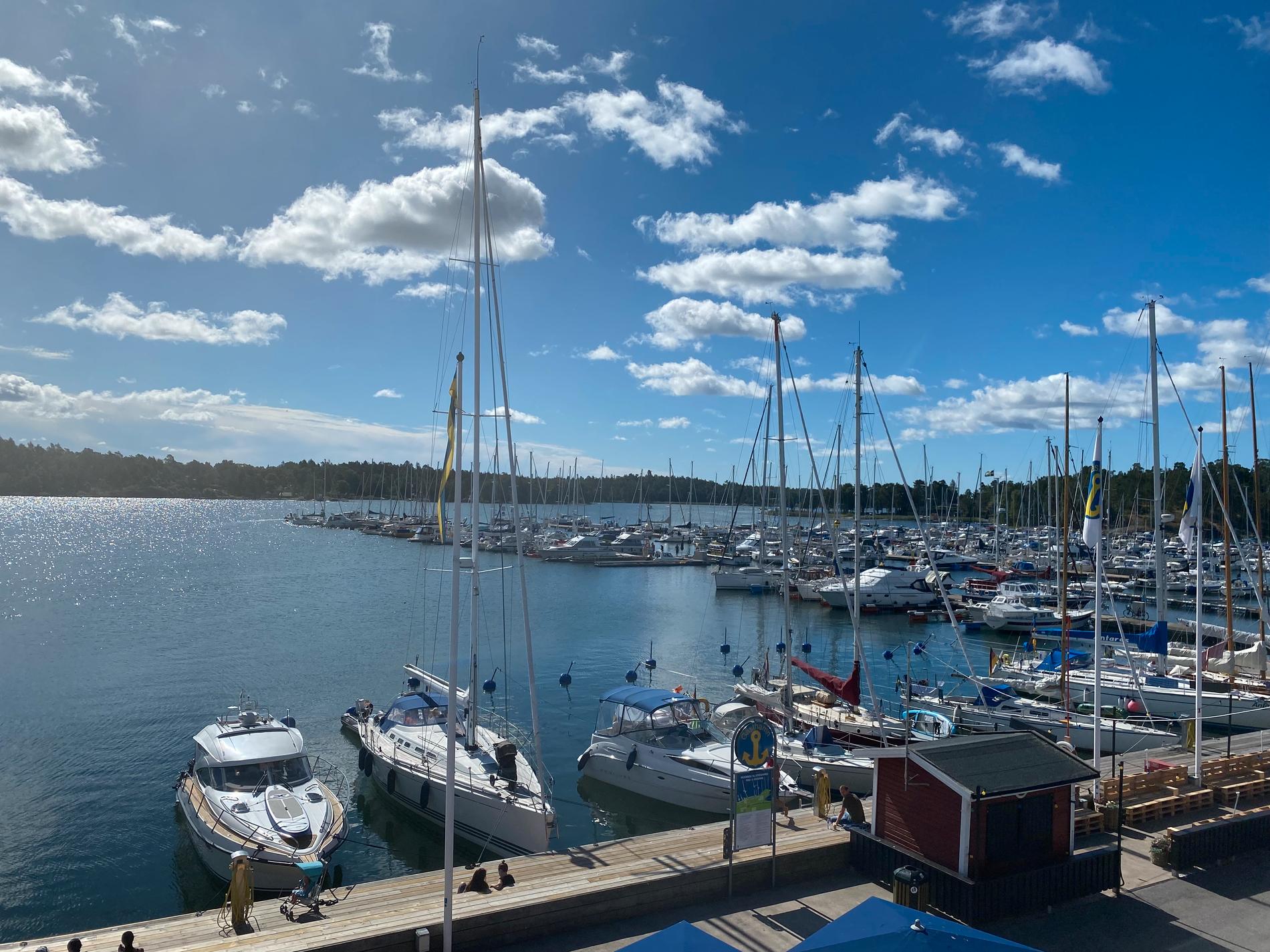I Nynäshamns gästhamn ligger båtar vars ägare har övergivit dem. 