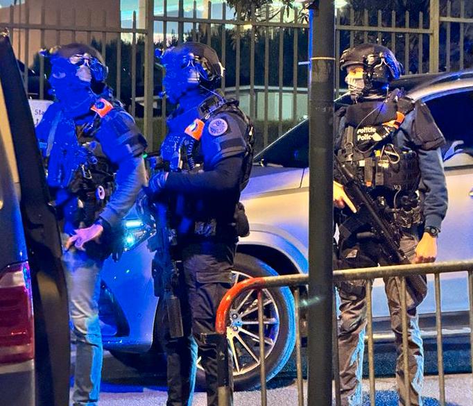 Tungt beväpnad polis i Bryssel. 