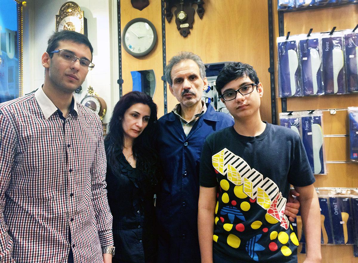 Hesam, Shahla, Mehdi och Sina Ahmadi i butiken där Mehdi arbetar i dag.