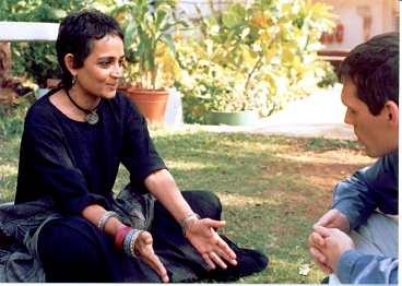 Arundhati Roy samtalar med Aftonbladets Petter Larsson under World Social Forum i Mumbai i januari.
