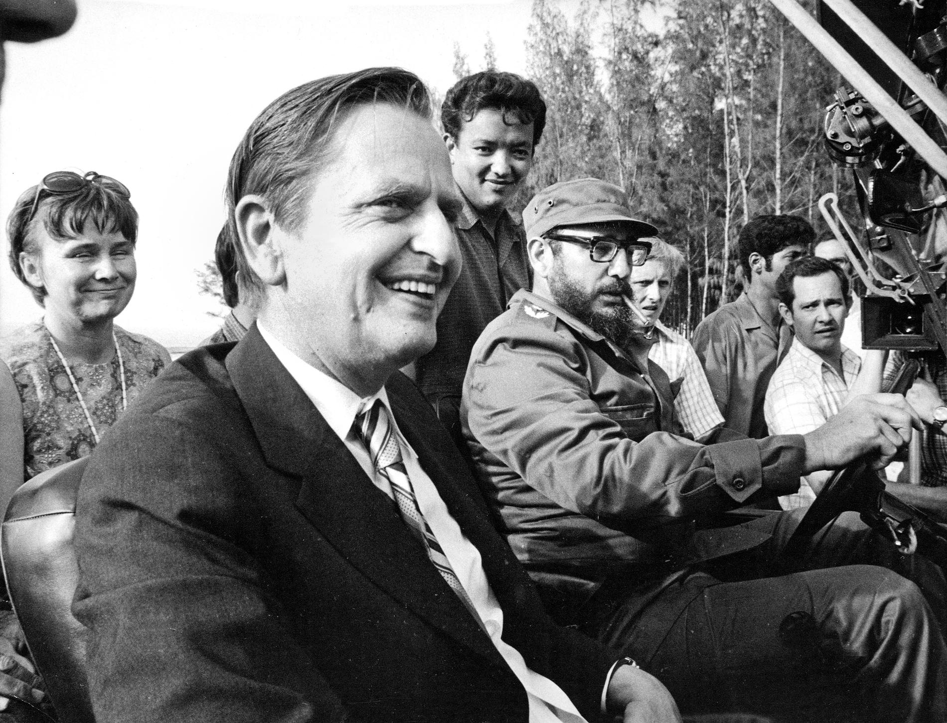 Lisbet och Olof Palme på åktur med Fidel Castro i Santiago de Cuba under besöket 1975.