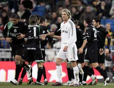 NYTT FIASKO David Beckham och det stjärnspäckade Real Madrid föll tungt hemma mot Racing Santander. Bottenlaget skrällvann med 2-1 på Santiago Bernabeu-stadion - och på nytt buades Realstjärnorna ut av sin hemmapublik.