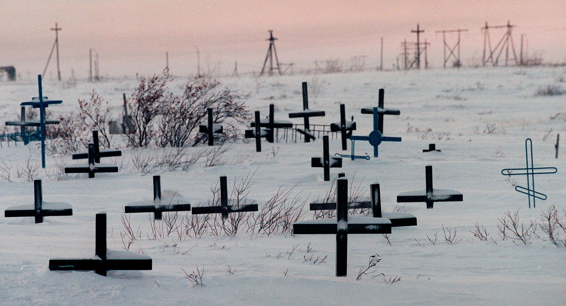 En gammal kyrkogård för tyska krigsfångar vid ett av Stalintidens läger i Vorkuta i norra Ryssland. Bara några mil bort satt Oleg Sentsov i fånglägret i Labytnangi. Arkivbild.