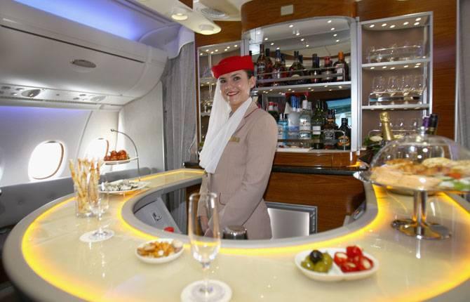 ...Eller så kan du hänga i baren på Emirates superjumbo A380 och minga med de andra förstaklassresenärerna. Prisexempel: Dubai-New York 69 790 kronor